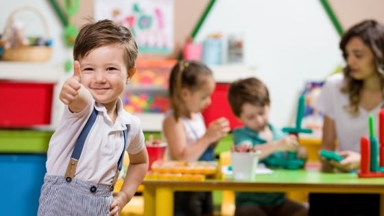 czy dyrektorka w przedszkolu może kazac dziecku chifxuc bez pieluchy