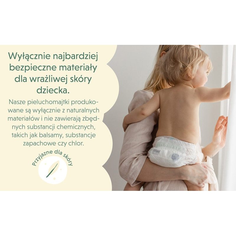 baby ubierają pieluchomajtki na swoje