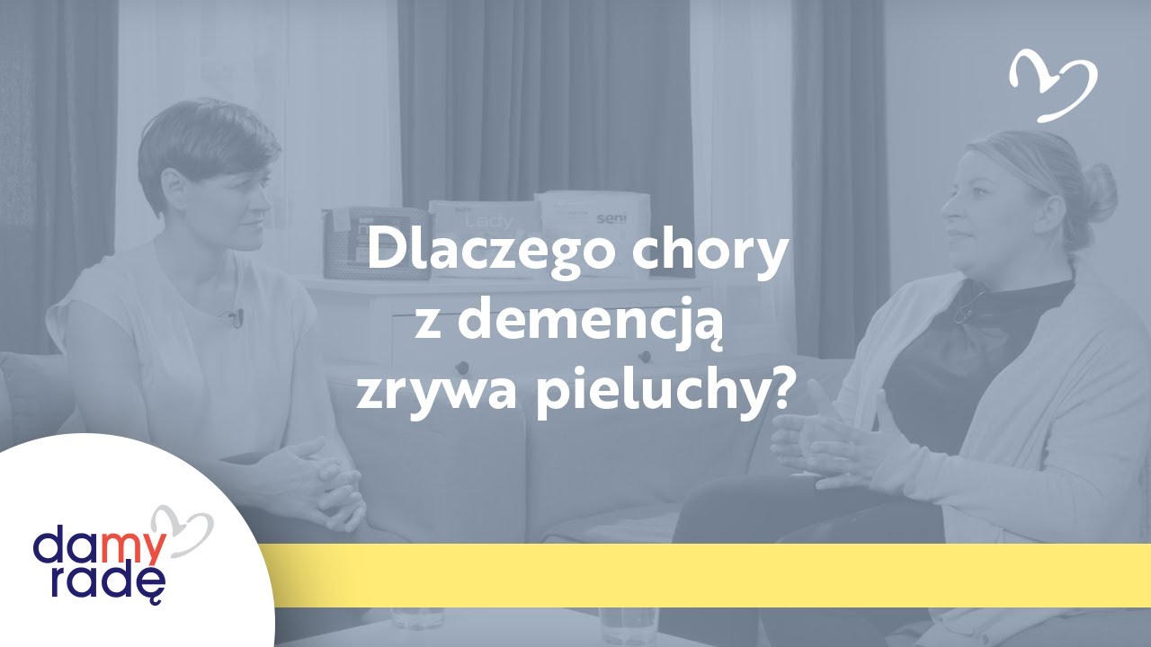 stara osoba zrywa pieluchy