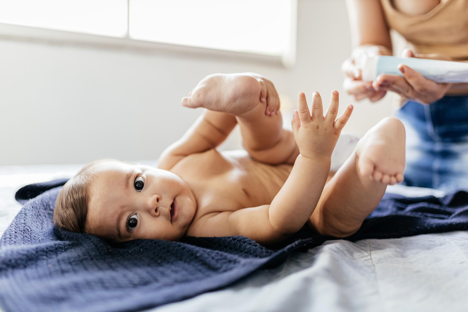 baby zmieniającą pieluchy