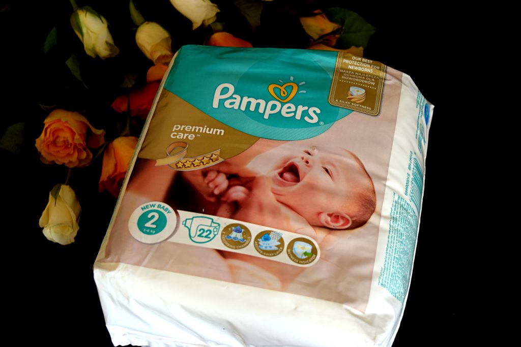 pampers przykleja sie do pupy